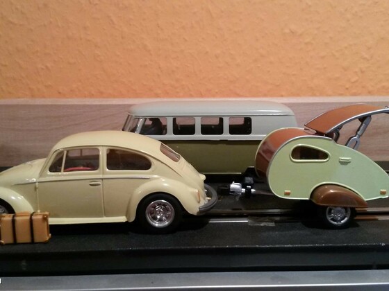 VW Käfer mit Wohnwagen
